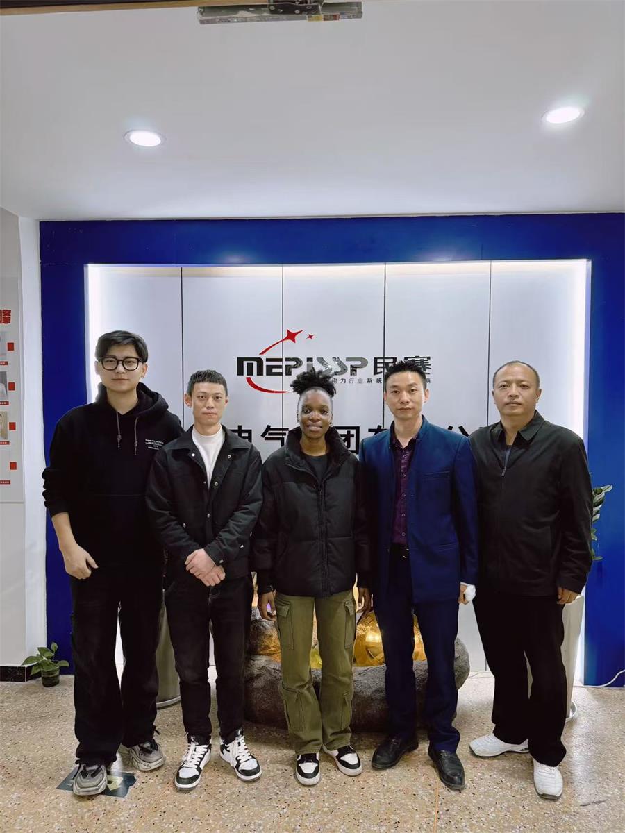 南非客户前来参观Z6·尊龙凯时电气，合影留念
