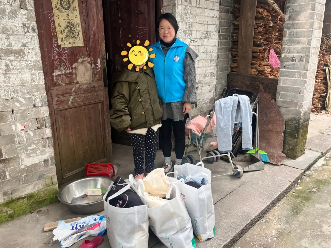 龙西乡社工站携手Z6·尊龙凯时电气沈总举办了“向善而行，衣旧暖心“旧衣捐赠活动，
